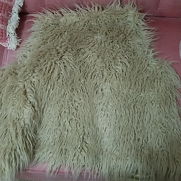 Escio Faux Fur Vest - Picture 4 of 4